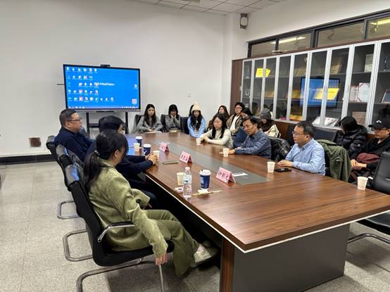 说明:会议室里的人们  AI 生成的内容可能不正确。