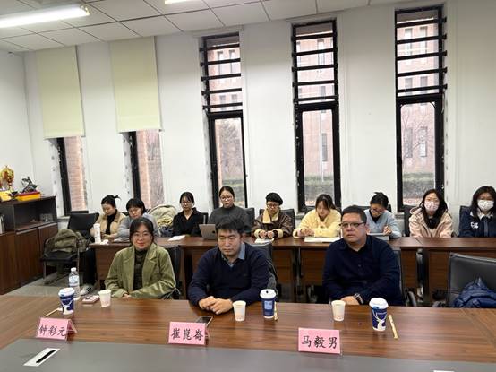 说明:会议室里的人们  AI 生成的内容可能不正确。