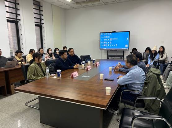 说明:会议室里的人们  AI 生成的内容可能不正确。