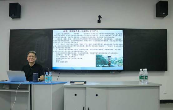 桌子上的电脑和电视  中度可信度描述已自动生成